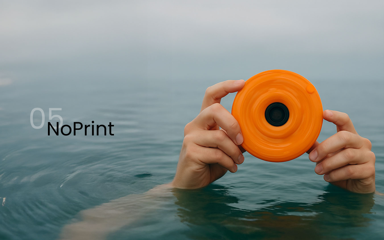 Hände halten eine leuchtend orangefarbene NoPrint-Kamera im Wasser